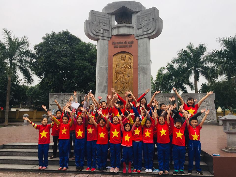 Đồng chí Vũ Mạnh Hà tham quan Kho cơ sở Bảo tàng XVNT